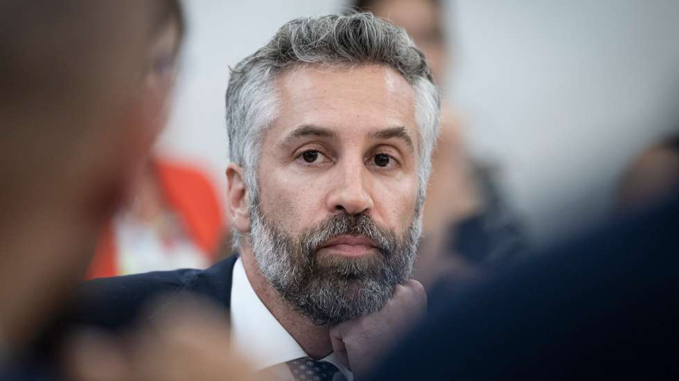 Pedro Nuno Santos enviou respostas a perguntas enviadas há mês e meio sobre a ANA no dia em que Parlamento foi oficialmente dissolvido.