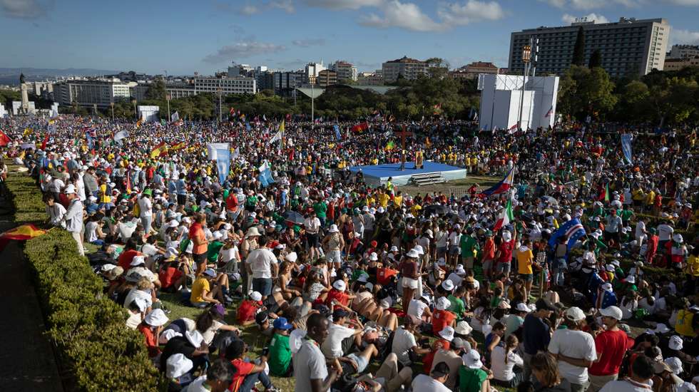Os peregrinos concordaram que o jovem pode estar naquele local, mas dizem que "não com a bandeira"