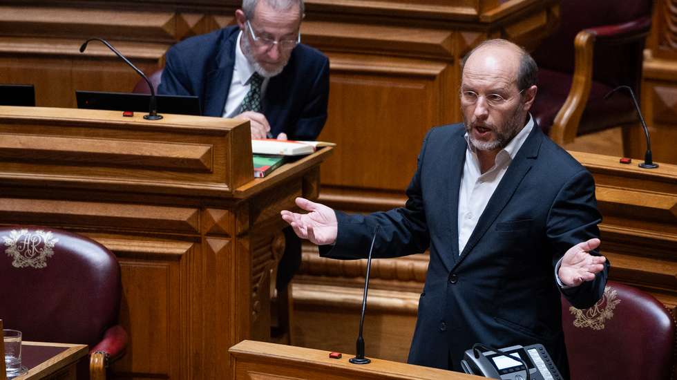 O Livre apelava ao Governo que seguisse o exemplo do governo espanhol e cooperasse com a comunidade europeia