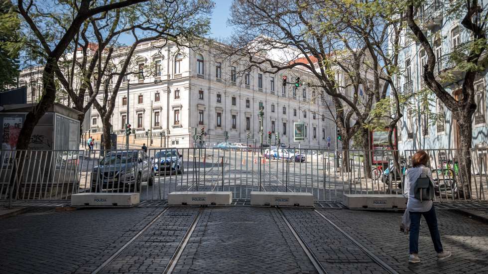 A PSP coloca gradeamento em todas as ruas que vão dar à Assembleia da República, para poderem conter todas as manifestações desta terça-feira, para além da habitual do 25 de Abril. 24 de Abril de 2023 Assembleia da República, Lisboa TOMÁS SILVA/OBSERVADOR