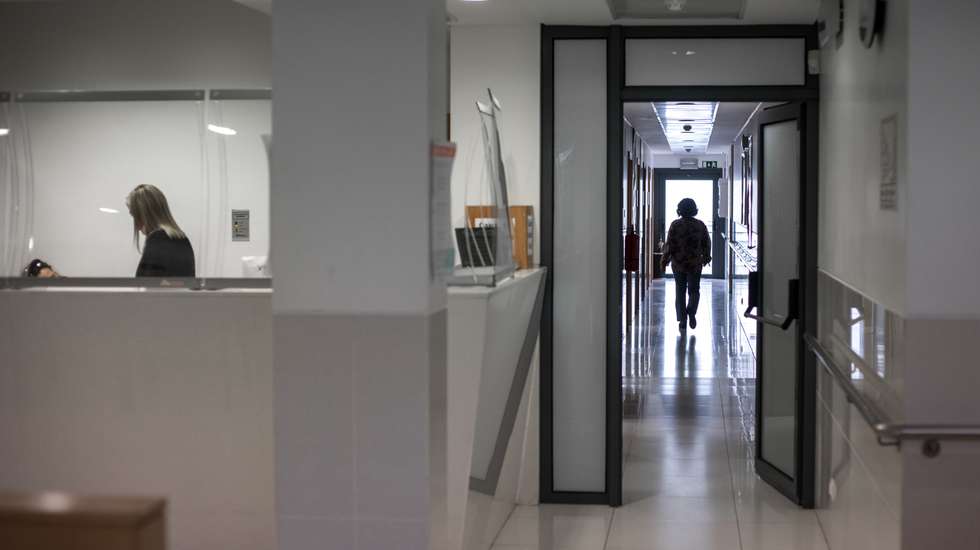 Reportagem sobre Saúde Mental: o projecto Projepsi - que engloba o hospital de Beja e 14 centros de saúde da região, é pioneiro na prevenção e tratamento da doença mental de base laboral/ocupacional. O psiquiatra Pedro Moura juntou uma equipa multidisciplinar (enfermeiras, terapeutas ocupacionais, psicóloga, etc) e desenvolveu este projecto, dos trabalhadores para os trabalhadores, que inclui prevenção da doença mental para todos os funcionários do hospital e centros de saúde. 31 de Março de 2023 Unidade de Saúde Familiar Alfabeja, Beja TOMÁS SILVA/OBSERVADOR