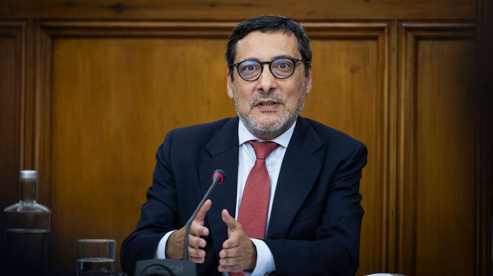 Deputado do PS António Mendonça Mendes assinala desconhecimento de "regras corporativas" por parte do governador para o questionar sobre reservas de ouro.