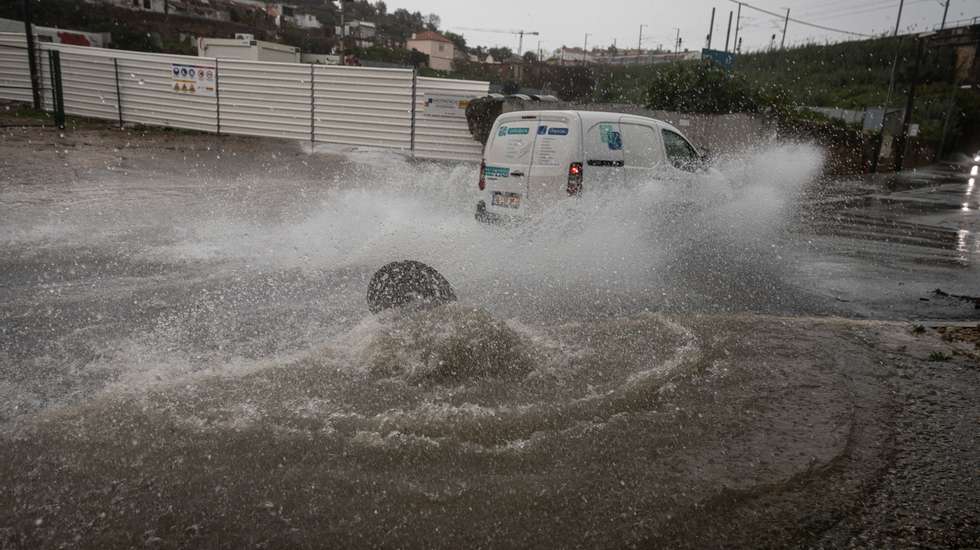 Área inundada na zona de Benfica em Lisboa em dia de mau tempo