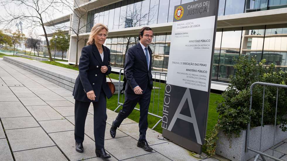 Maria João Salgado, mulher de Ricardo Salgado, e Francisco Proença de Carvalho, advogado do antigo administrador do BES