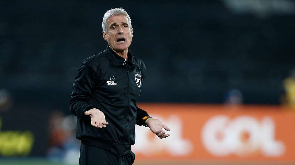 Luís Castro deixa o Botafogo na liderança do Campeonato do Brasil com mais sete pontos do que o Grémio e oito do que Palmeiras e Flamengo