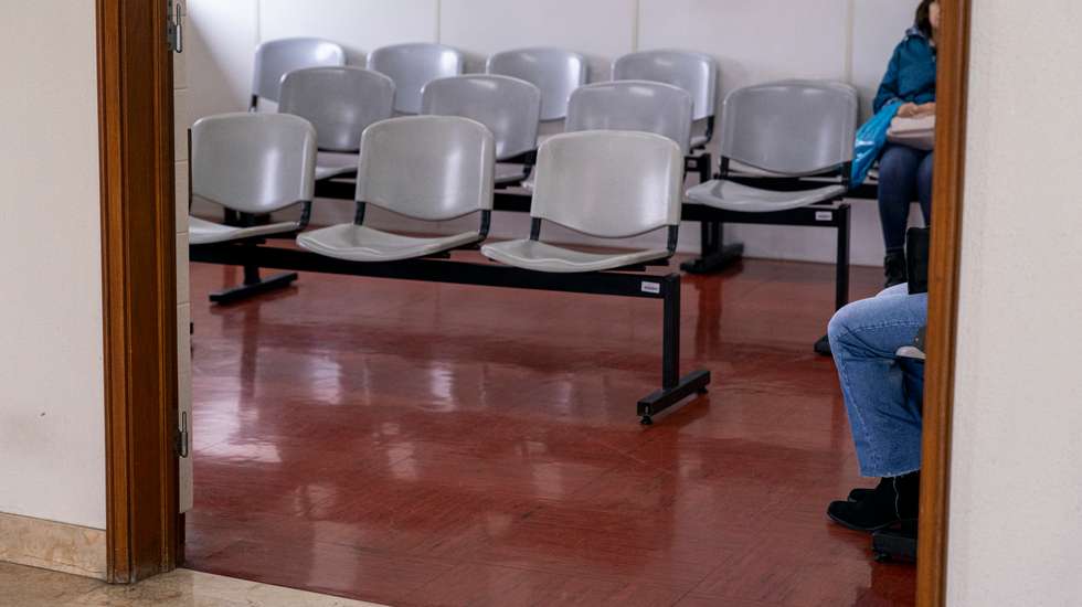 Por precaução, e para salvaguardar a segurança de utentes e profissionais, a ULSRA diz que as instalações vão manter-se encerradas até sexta-feira, quando será realizada uma nova avaliação da situação