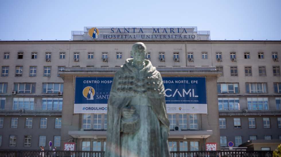 Reportagem sobre a Saúde Mental: Entrevista ao Presidente da Associação de estudantes da Faculdade de Medicina de Lisboa, Duarte Tude Graça, e à Diretora do Gabinete de Apoio ao Estudante, Ana Rita Sobral. Também fotografias da biblioteca da FMUL, a fachada do edífício Egas Moniz e do Hospital Santa Maria, em Lisboa. 6 de Abril de 2023 Hospital Sta. Maria, Lisboa TOMÁS SILVA/OBSERVADOR
