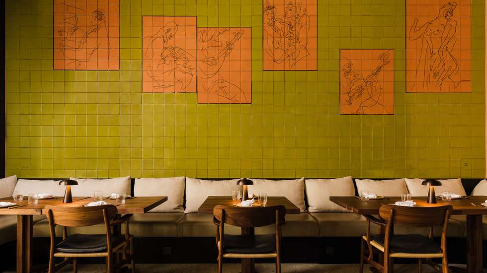Com 36 lugares, o Cozinha das Flores tem um mural de azulejos do arquiteto Álvaro Siza Vieira, vencedor do prémio Pritzker.