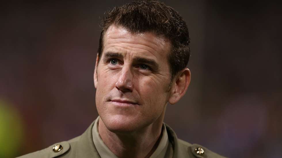 Entre as acusações de Ben Roberts-Smith, consta a de que o militar terá morto a tiro um adolescente afegão desarmado e pontapeado um homem algemado num penhasco antes de ordenar que fosse morto a tiro