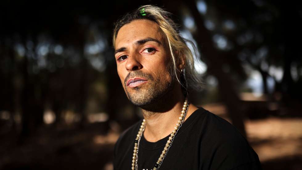 “Aceito um bocado esta loucura toda que preciso de ter num disco. Ter, no mesmo segmento, algo super destrutivo e depois imitar um Minion numa música ou de repente precisar de fazer uma coisa muito triste, quase apocalíptica", diz-nos