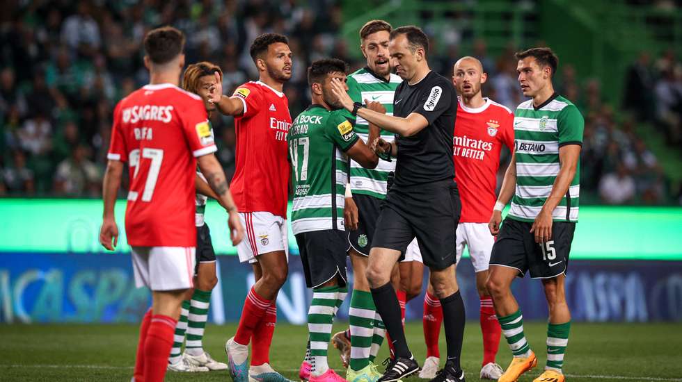 João Pinheiro teve um dérbi com poucos casos e amarelos mas mereceu protestos das duas equipas em dois lances no segundo tempo