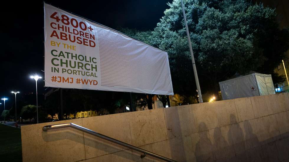 Cartaz colocado na Alameda D. Afonso Henriques, na Avenida Almirante Reis, em Lisboa