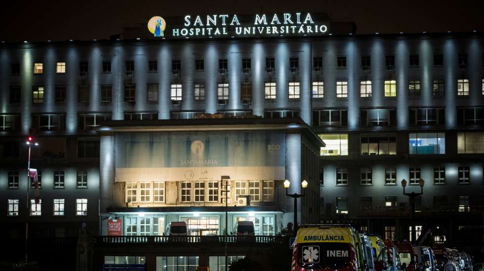 Quando a família se apercebeu que a criança tinha ficado esquecida dentro do carro, ao final da tarde, apressou-se a levá-la para o Hospital de Santa Maria