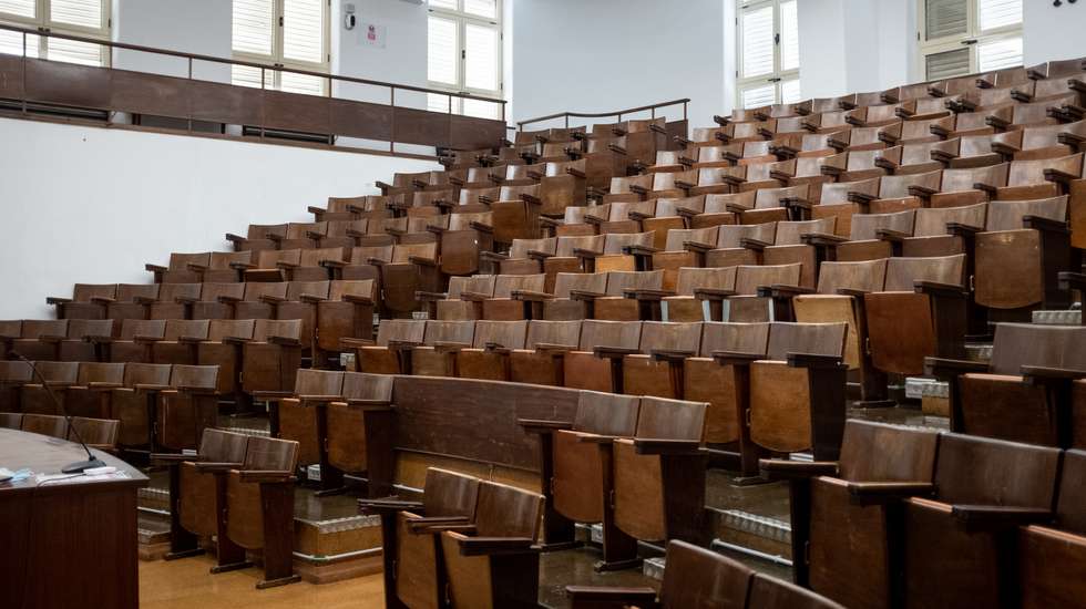 Reportagem sobre a Saúde Mental: Entrevista ao Presidente da Associação de estudantes da Faculdade de Medicina de Lisboa, Duarte Tude Graça, e à Diretora do Gabinete de Apoio ao Estudante, Ana Rita Sobral. Também fotografias da biblioteca da FMUL, a fachada do edífício Egas Moniz e do Hospital Santa Maria, em Lisboa. 6 de Abril de 2023 Hospital Sta. Maria, Lisboa TOMÁS SILVA/OBSERVADOR