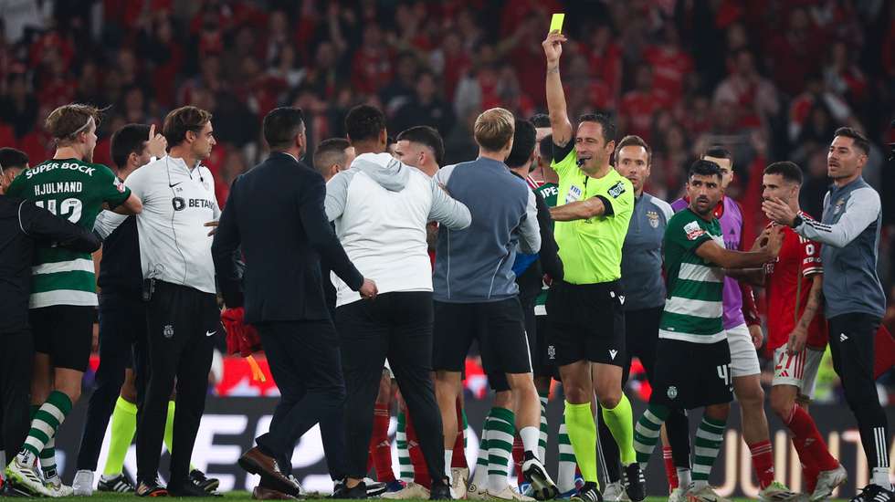 Artur Soares Dias teve um dérbi complicado de gerir mas que terminou com apenas 21 faltas e muita confusão no final da partida após a reviravolta do Benfica