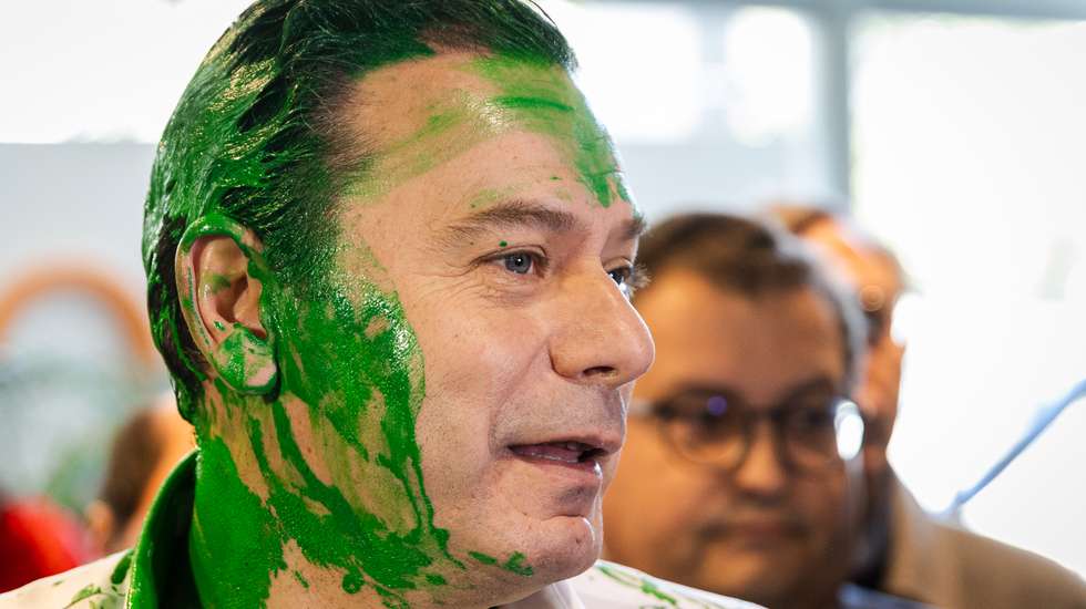 Luís Montenegro foi atingido com tinta verde em fevereiro, enquanto fazia campanha como líder da AD