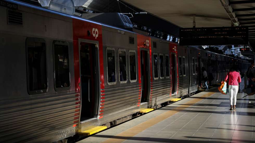 A suspensão deve-se às obras de modernização da Linha de Cascais em curso e à expansão da rede do metro