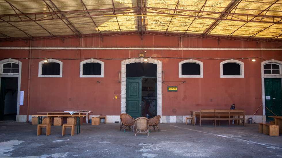 Reportagem no Largo das Residências: a cooperativa cultural LARGO Residências, saiu do Intendente e instalou-se no antigo Quartel da GNR, localizado no Largo do Cabeço de Bola, em Arroios. Um espaço que tem vindo a ser recuperado para servir uma série de iniciativas e associações culturais. O Observador entrevistou Marta Silva, diretora da Largo, Pedro Saavedra, Alex Cortez e Micaela Gomes. 10 de Novembro de 2022 Largo do Cabeço de Bola, Arroios, Lisboa TOMÁS SILVA/OBSERVADOR
