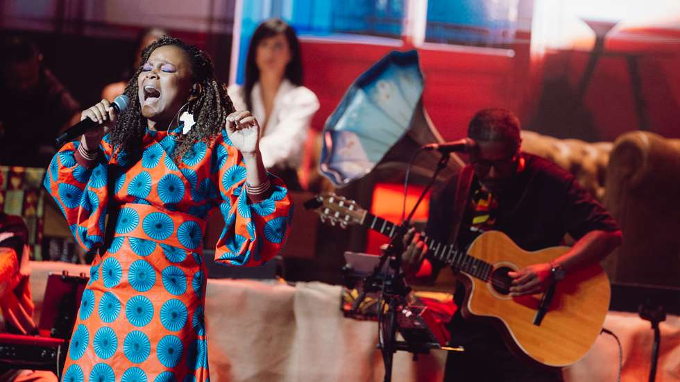 Selma Uamusse, a primeira voz de muitas a atuar no palco do Coliseu dos Recreios na noite de teça-feira