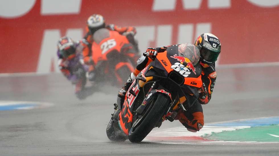 Miguel Oliveira voltou a ter bons registos à chuva e andou na frente com a pista a secar e com trajetórias definidas mas foi prejudicado na última volta e caiu para a 16.ª posição