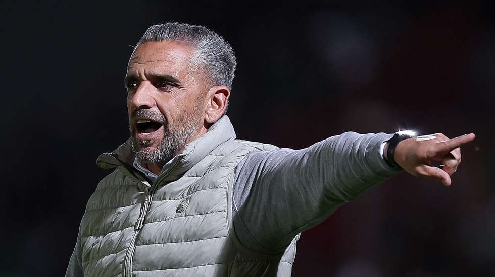 O treinador leonino revolucionou o onze inicial na visita ao AVS