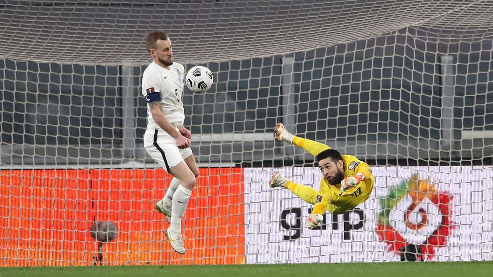 Magomedaliyev afastou cruzamento de Rúben Neves, bola bateu no peito de Medvedev e seguiu para a baliza: o único golo do jogo numa imagem