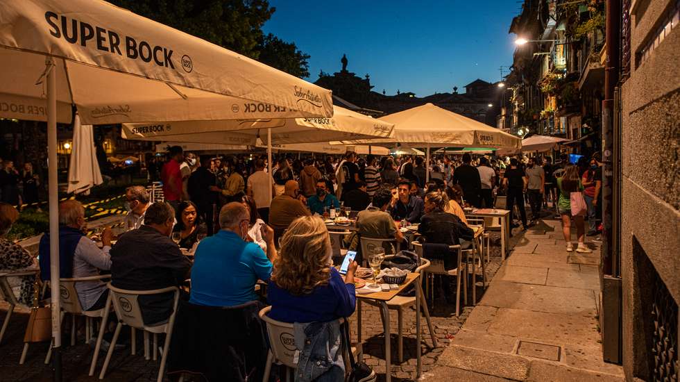 Há cerca de três semanas os portuenses saíram à rua para comemorar o S. João depois de em 2020 ter sido cancelado em consequência da pandemia.