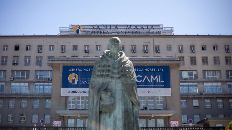 Reportagem sobre a Saúde Mental: Entrevista ao Presidente da Associação de estudantes da Faculdade de Medicina de Lisboa, Duarte Tude Graça, e à Diretora do Gabinete de Apoio ao Estudante, Ana Rita Sobral. Também fotografias da biblioteca da FMUL, a fachada do edífício Egas Moniz e do Hospital Santa Maria, em Lisboa. 6 de Abril de 2023 Hospital Sta. Maria, Lisboa TOMÁS SILVA/OBSERVADOR