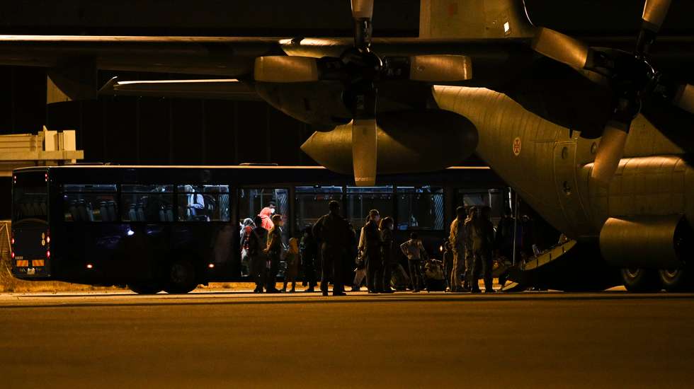À saída do avião, um autocarro levou refugiados afegãos para um alojamento provisório, em Lisboa