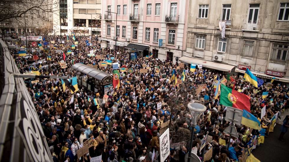 Milhares de pessoas manifestam-se pela Ucrânia, em frente à Emabiaxada da Rússia, em Lisboa. A manifestação contou com a presença de alguns representantes dos partidos, como o PAN, com a líder Inês Sousa Real, a Iniciativa Liberal, o LIVRE e a Juventude Socialista, a JSD e a JP. Quase no fim da manifestação também apareceu a Catarina Martins, líder do Bloco de Esquerda. 27 de Fevereiro de 2022 Embaixada da Rússia, Lisboa TOMÁS SILVA/OBSERVADOR