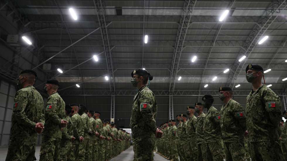 O Presidente da República, Marcelo Rebelo de Sousa e a Ministra da Defesa Nacional Helena Carreiras, na partida no Aeroporto de Figo Maduro, dos militares da primeira força nacional destacada para a Roménia devido ao conflito na Ucrânia. Esta força integra 221 militares, sendo 201 da companhia de atiradores (reforçada com um módulo de defesa antiaérea, um módulo de conjunto de informações e um módulo de apoio) e 20 da equipa de operações especiais. Lisboa, 15 de Abril de 2022. FILIPE AMORIM/OBSERVADOR