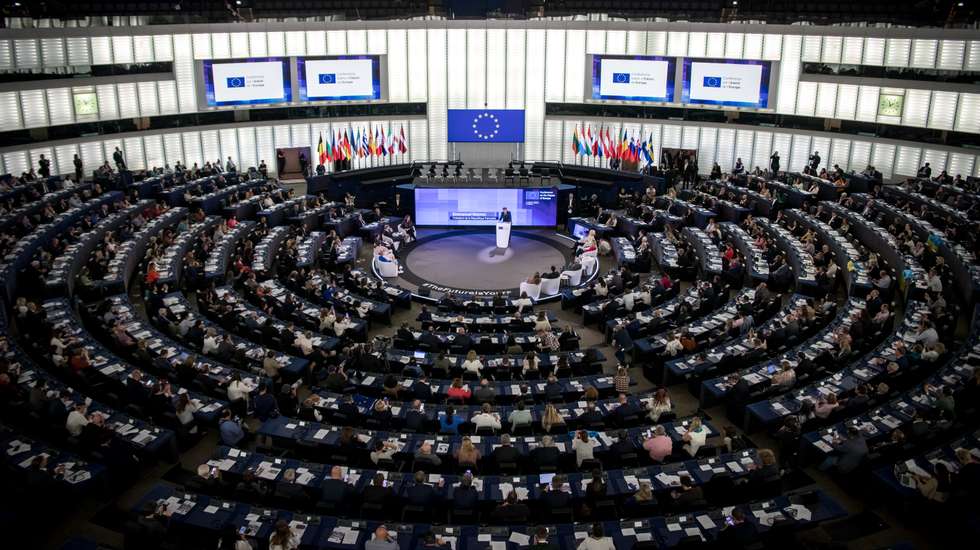 Encerramento da COFOE (Conferência sobre o Futuro da Europa/Conference on the Future of Europe) em Estrasburgo, no edifício do Parlamento Europeu: Para além dos vários cidadãos de toda a Europa que mais uma vez se juntaram, também António Costa, Primeiro Ministro de Portugal, marcou a sua presença no encerramento da COFOE, assim como Emmanuel Macron, Presidente de França; Ursula van der Leyen, Presidente da Comissão Europeia; Roberta Metsola, Presidente do Parlamento Europeu; e Guy Verhofstadt, membro do Parlamento Europeu, antigo primeiro-ministro da Bélgica e co-Presidente da COFOE. 9 de Maio de 2022 Estrasburgo, França TOMÁS SILVA/OBSERVADOR