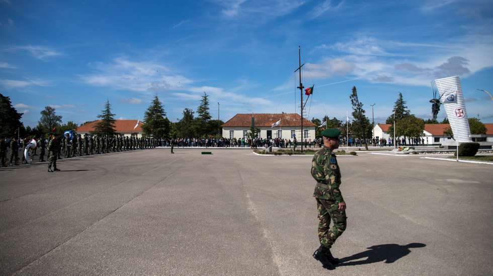Reportagem: Dia dos Paraquedistas. Na base militar de Tancos, Vila Nova da Barquinha (Santarém), todos os anos se juntam milhares de paraquedistas de todo o país que serviram, ou servem, as forças armadas Portuguesas. Ali se reencontram, para celebrar a camaradagem, a integridade, e a lealdade que esta força especial requer, e para recordarem e reviverem juntos, os bons e maus momentos. 23 de Maio de 2022 Tancos, Santarem TOMÁS SILVA/OBSERVADOR