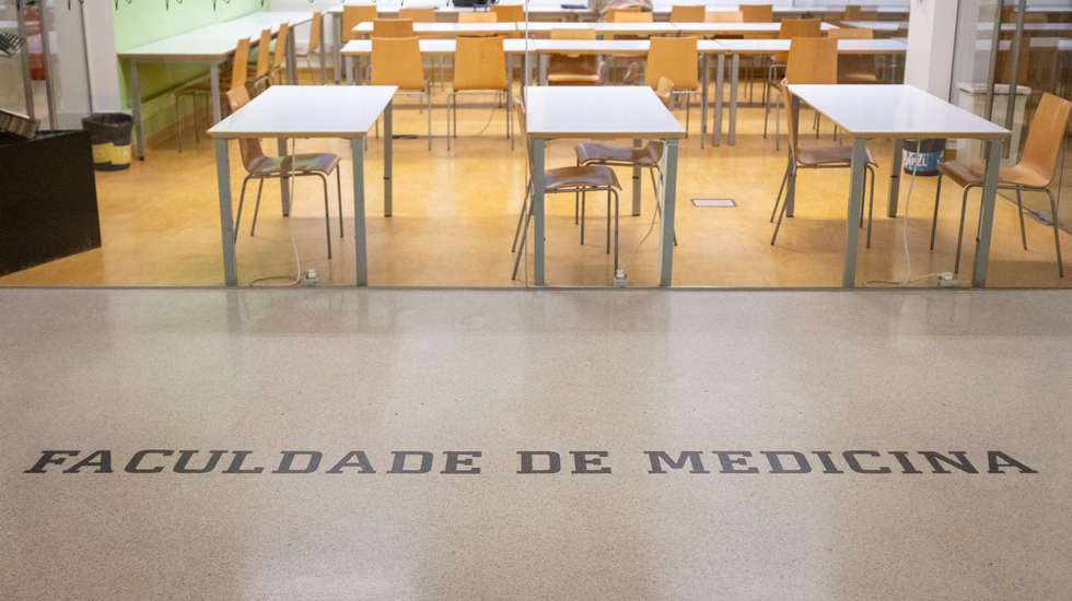 Reportagem sobre a Saúde Mental: Entrevista ao Presidente da Associação de estudantes da Faculdade de Medicina de Lisboa, Duarte Tude Graça, e à Diretora do Gabinete de Apoio ao Estudante, Ana Rita Sobral. Também fotografias da biblioteca da FMUL, a fachada do edífício Egas Moniz e do Hospital Santa Maria, em Lisboa. 6 de Abril de 2023 Hospital Sta. Maria, Lisboa TOMÁS SILVA/OBSERVADOR