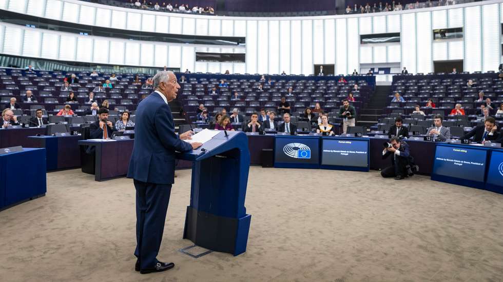 Marcelo foi aplaudido à chegada ao hemiciclo e começou por falar naquela que considera ser a primeira das prioridades da Europa: promover a paz na Ucrânia