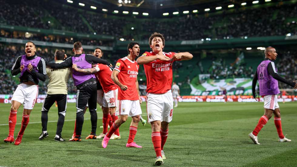 João Neves, um dos jogadores mais apoiados pelos adeptos encarnados, terminou a festejar a igualdade alcançada com o primeiro golo na equipa A
