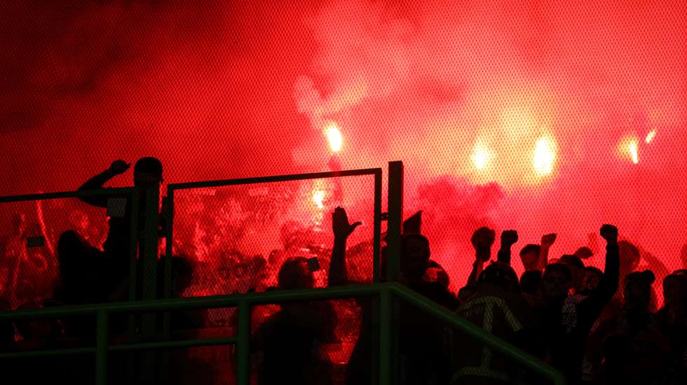 Encarnados fizeram a festa em Alvalade apesar do empate mas ainda terão de esperar mais uma semana pelo título