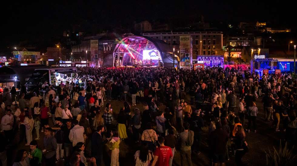 Reportagem da 1ª edição do "Santos no Tejo", auto-proclamado como o "maior santódromo da capital", com o artista e músico Quim Barreiros a abrir a festa. Ao mesmo tempo, pelas ruas de alfama, começa também a tradicional festa popular dos Santos. 1 de Junho de 2023 Doca da Marina, Lisboa Alfama, Lisboa TOMÁS SILVA/OBSERVADOR