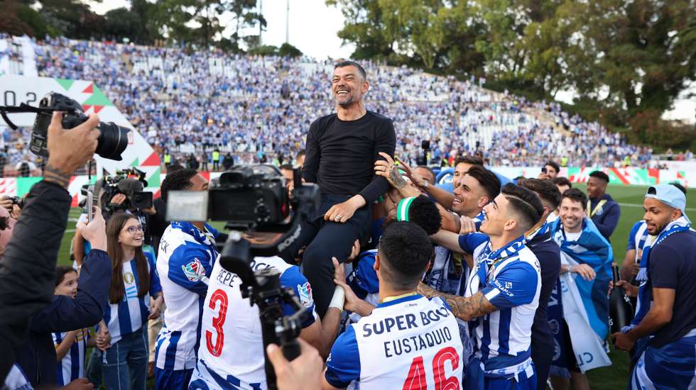 Sérgio Conceição foi ao ar atirado pelos jogadores e terminou a fumar charuto no balneário após a conquista da Taça de Portugal