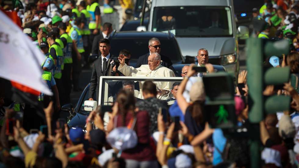 Francisco voltou a deslocar-se no papamóvel e, nesta segunda ida ao Parque Eduardo VII, deu uma volta mais longa por entre as centenas de milhares de fiéis ali reunidos