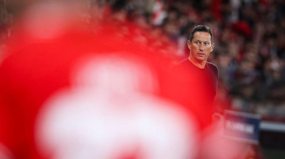 Roger Schmidt dividiu-se entre os elogios à Real Sociedad pela exibição e os reparos a uma exibição do Benfica que voltou a ter a equipa "pouco ligada"