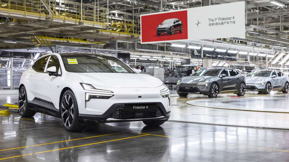 Branco e equipado com o "Performance Pack": este foi o primeiro Polestar 4 a sair da linha de produção de Hangzhou