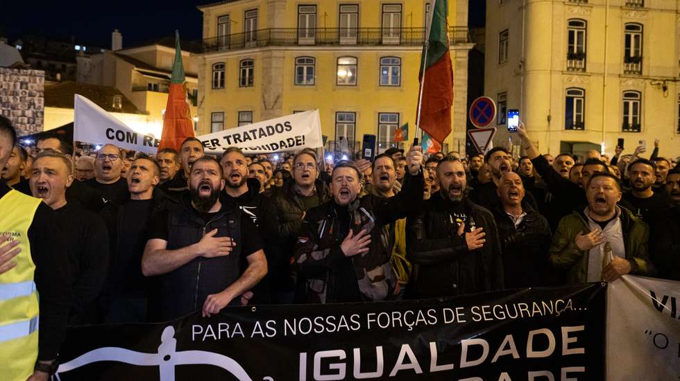 A maior parte dos manifestantes, homens, vestem camisolas pretas