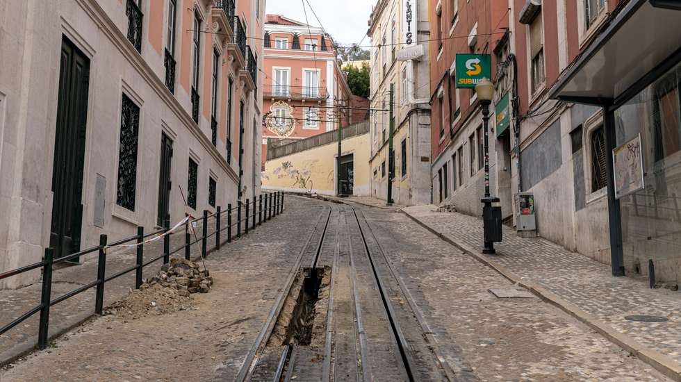 A reunião foi agendada a pedido dos vereadores de PS, Livre, BE e Cidadãos por Lisboa (eleitos pela coligação PS/Livre), para obter "esclarecimentos sobre falsidades, omissões e incongruências"