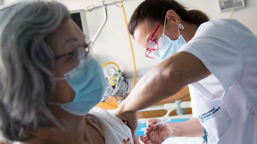 Médicos alertam que apenas 30% dos médicos e 7% do setor privado e social estão vacinados contra a Covid-19.
