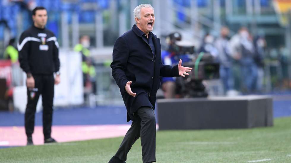 José Mourinho nem queria acreditar quando VAR anulou golo aos 90' por falta de Abraham no início da jogada