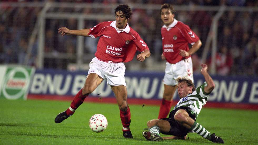 Rui Costa, aqui num dérbi com o Sporting a tentar passar por Stan Valckx, recuperou um percurso habitual no nascimento do Benfica: o jogador que se torna presidente