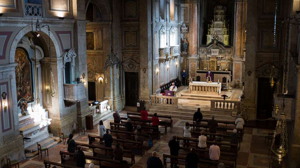 "Ora, como a Igreja se submete a Cristo, assim também as mulheres se devem submeter em tudo aos maridos", leu-se na missa de domingo