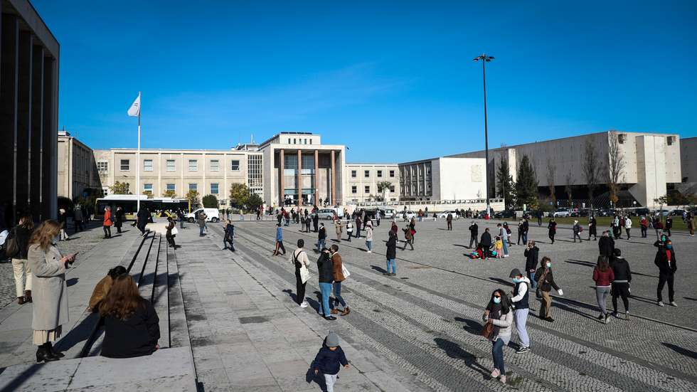 As eleições presidenciais, que se realizam em plena epidemia de Covid-19 em Portugal, estão marcadas para 24 de janeiro e esta é a 10.ª vez que os portugueses são chamados a escolher o Presidente da República em democracia, desde 1976