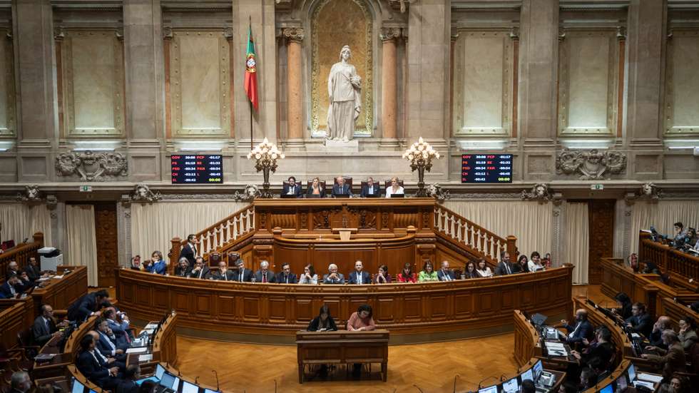 O relatório da UTAO, esta segunda-feira divulgado, não faz referência à crise política e impacto desta nas finanças públicas
